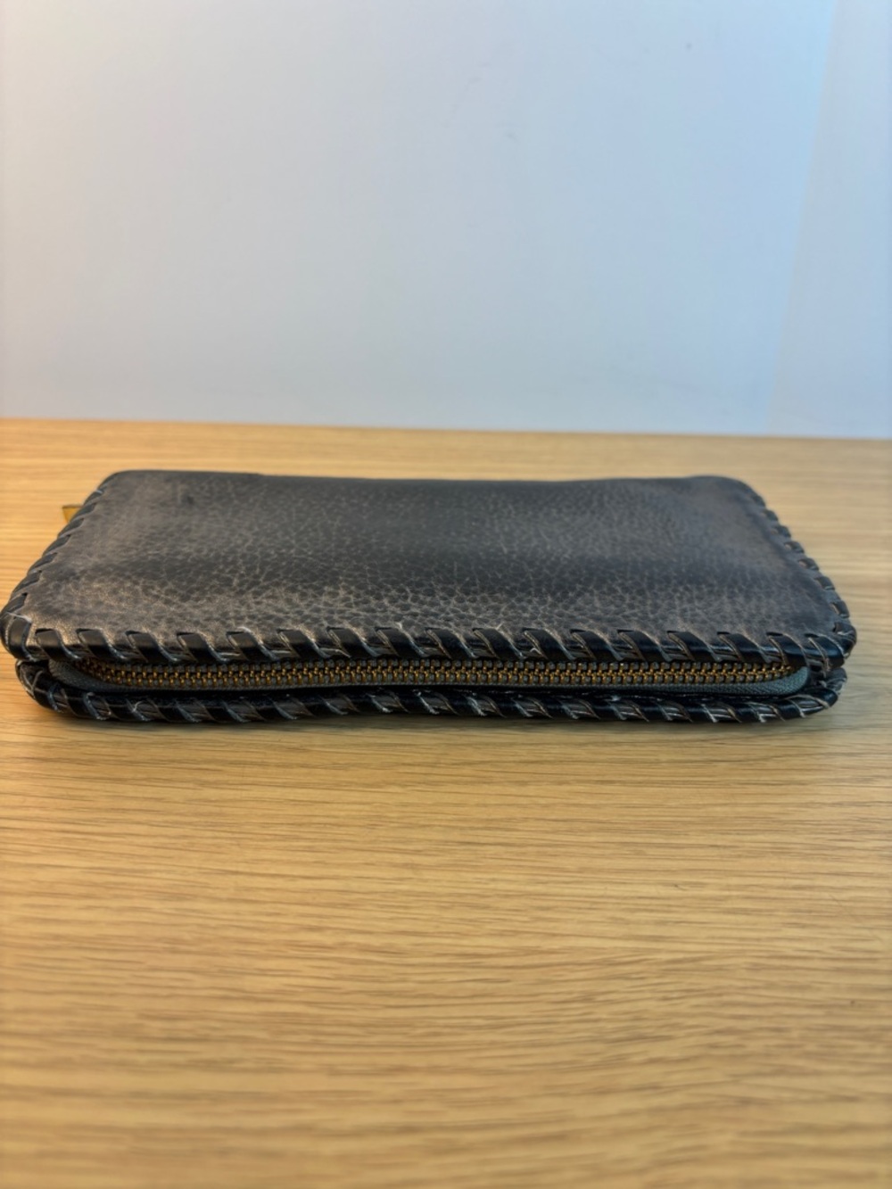 Tory Burch Chelsea Black/Gray Pebbled Leather Zip-Around Wallet Whipstitch Trim - Picture 6 of 13
